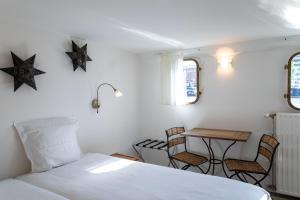 根特船上酒店船屋的卧室配有一张床和一张桌子,墙上挂着星星。
