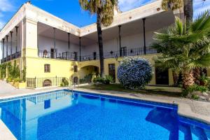 Banyeres del PenedesCatalunya Casas Impressive and Idyllic mansion for up to 40 people!的大楼前带游泳池的房子