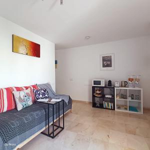 卡勒达德福斯特Apartment Las Arenas - Las Casas de Aron的客厅配有沙发和桌子