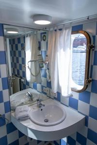 根特船上酒店船屋的一间带水槽和镜子的浴室