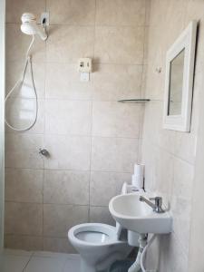 若昂佩索阿Hotel Ouro Preto的一间带卫生间和水槽的浴室