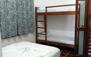 伊塔尼亚恩Royal-inn SPA & Pousada的客房设有两张双层床和镜子