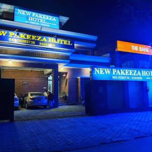 拉合尔New Pakeeza Hotel的夜间在新的凯泽酒店外停车