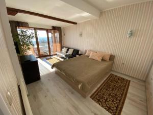 金沙Family Hotel Rai-Only Adults的一间带床和沙发的小卧室