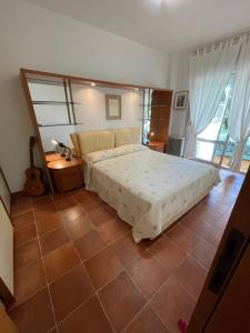 卡奥莱Casa Roberta con favolosa terrazza privata的一间卧室,卧室内配有一张大床