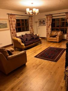阿马Ridge Wood House的客厅配有两张沙发和地毯。