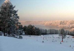 姆拉哥沃Słoneczny Dom的一群人沿着雪覆盖的斜坡滑雪