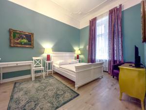 柏林奥利维尔广场公寓式酒店的卧室设有白色的床和大窗户