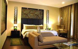 斯利那加Vivanta Dal View的酒店客房,配有床和沙发