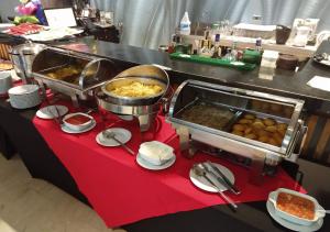 巴兰基亚Washington Plaza的自助餐,在红色的桌子上提供食物