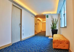 巴兰基亚Washington Plaza的走廊上,在酒店的房间里,有一个橙色的搁脚凳