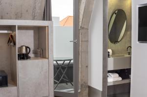 丰沙尔Hotel Cajú的一间带镜子和水槽的浴室