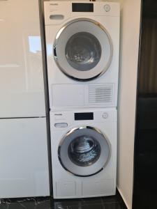 索非亚Apartment's Ortakchiev 1的两台洗衣机相互叠合