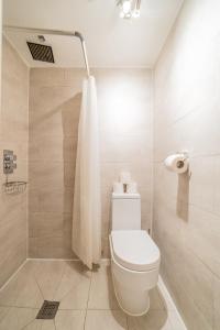 伦敦[COVENT GARDEN] Apartment in Central London的一间带卫生间和淋浴的浴室