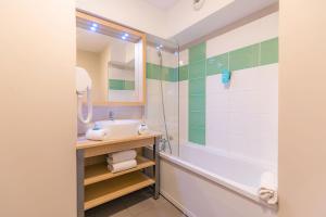 蒙彼利埃蒙彼利埃千禧舒适城市公寓酒店的一间带水槽和淋浴的浴室