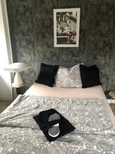 茨维考Body Kult Loft - Modernes Appartement mit 2 separaten Schlafzimmern的床上有黑帽子