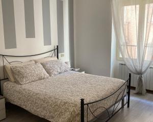 洛韦雷Casa Mirella的一间卧室设有一张床和一个窗口