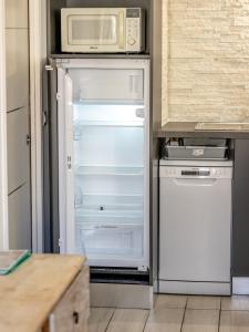 尼斯玛卡哈尼公寓的厨房设有一台开放式冰箱,配有微波炉