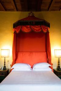 拉迪斯波利拉波斯塔维奇亚酒店的一张带红色床头板和两盏灯的床