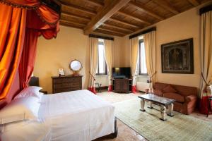 拉迪斯波利拉波斯塔维奇亚酒店的一间卧室配有一张床、一张沙发和一台电视