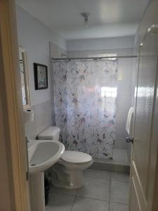 PriorySoleil Debra's Place Lot 147的浴室设有卫生间、水槽和淋浴帘