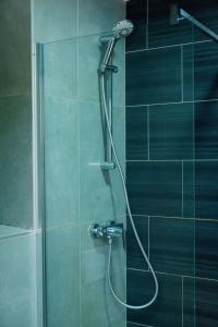 金沙萨Sultani Hotel的浴室内配有淋浴和头顶淋浴