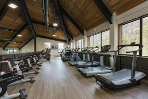 杜兰戈Tamarron HighPoint 648的健身房,配有一排跑步机和机器