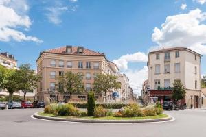 里昂T3 rénové 10min gare Part dieu - Quartier typique的一条城市街道,中间有建筑物和圆圈