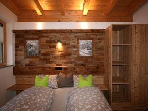 菲根贝格Apartment Chalet Spatn by Interhome的一间卧室设有一张床和木墙