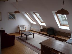 布拉格Apartment Hodkovičky by Interhome的客厅设有天窗、沙发和桌子。