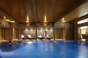 切尔滕纳姆厦门森海丽景泛印酒店及水疗中心的站在大型游泳池旁的女人