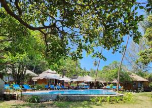 瑶亚岛Better View Koh Yao Yai的度假村的游泳池,配有椅子和遮阳伞