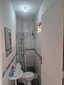 利马Amplio Departamento Residencial en La Molina的一间带卫生间和水槽的小浴室