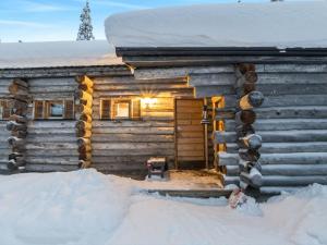 锡尔卡Holiday Home Lumiankelo by Interhome的雪中带门的小木屋
