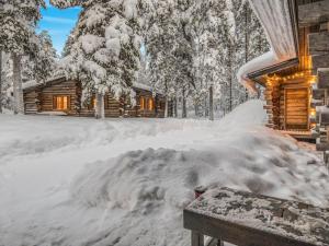 锡尔卡Holiday Home Lumiankelo by Interhome的小木屋旁的一堆积雪
