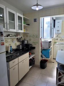 布宜诺斯艾利斯Oasis Lodging的厨房配有水槽和冰箱