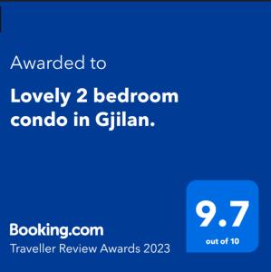 GnjilaneLovely 2 bedroom condo in Gjilan.的手机的屏幕,短信被授予可爱的卧室