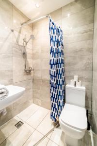伦敦［FITZROVIA-COVENT GARDEN］CENTRAL LONDON APARTMENT的浴室配有卫生间、盥洗盆和淋浴。