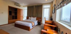 宁平The Queen Hotel Ninh Binh的酒店客房设有一张床和一个大窗户