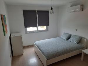 尼科西亚Modern Suite, XL balcony, parking的白色的卧室设有床和窗户