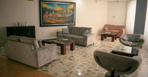 布卡拉曼加Hotel Ruittoque D Prada的客厅配有沙发、椅子和绘画作品