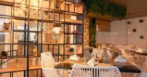 布卡拉曼加Hotel Ruittoque D Prada的用餐室配有桌子和白色椅子