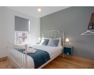 贝尔法斯特Central Belfast Apartments Eden的卧室配有白色的床和窗户。