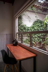 麦德林CASA DE LOLA的一张木桌和一张靠窗的椅子