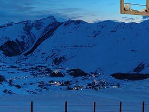 古多里Premium Mountain Apartment Close The Gondola lift的雪中一座带小镇的山的绘画