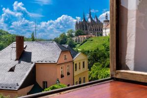 库特纳霍拉Starý farhof的从城堡的窗户欣赏美景