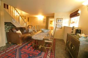尚特尔丹纳农场乡村民宿的客厅配有沙发和桌子