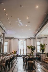 渥太华Fairmont Chateau Laurier Gold Experience的一间在房间内配有桌椅的餐厅