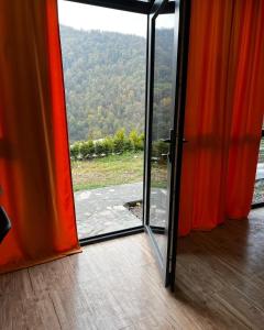迪利然Green Villa Resort Orange的开放式玻璃门,享有山景