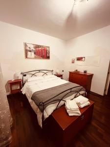 菲乌米奇诺Appartamento tra Aeroporto DaVinci e Fiera di Roma的一间卧室配有一张床、一张桌子和毛巾